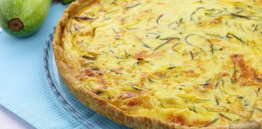 Киш с цукини и луком в сметанно-сырной заливке