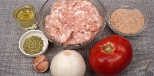 Котлеты из куриного фарша с помидорами