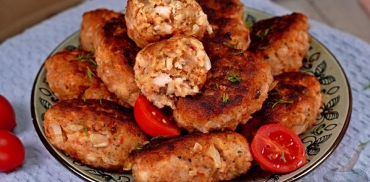 Котлеты из куриного фарша с помидорами