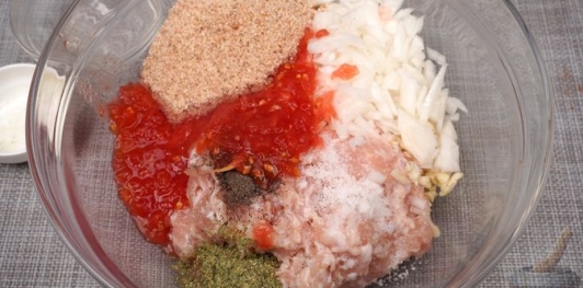 Котлеты из куриного фарша с помидорами