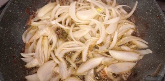 Курица, тушенная в сливочно-пивном соусе, с грибами