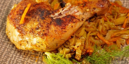 Куриные окорочка, запечённые с фенхелем и овощами