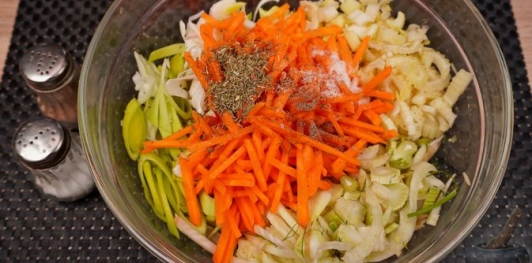 Куриные окорочка, запечённые с фенхелем и овощами