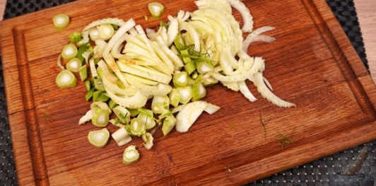 Куриные окорочка, запечённые с фенхелем и овощами