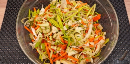 Куриные окорочка, запечённые с фенхелем и овощами