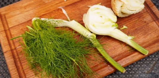 Куриные окорочка, запечённые с фенхелем и овощами