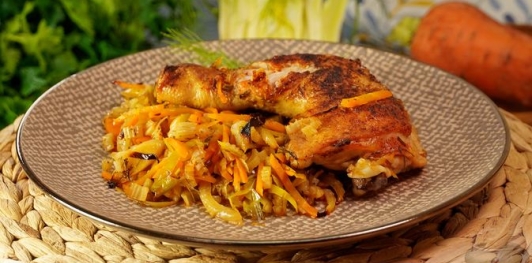 Куриные окорочка, запечённые с фенхелем и овощами
