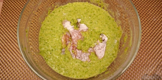 Куриные отбивные в кляре с зелёным горошком