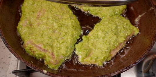 Куриные отбивные в кляре с зелёным горошком