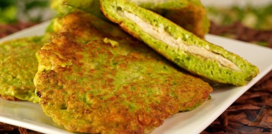 Куриные отбивные в кляре с зелёным горошком