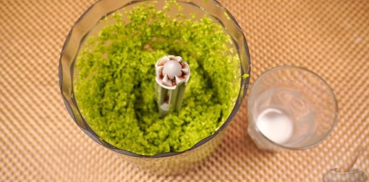 Куриные отбивные в кляре с зелёным горошком