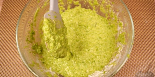 Куриные отбивные в кляре с зелёным горошком