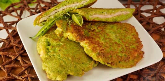 Куриные отбивные в кляре с зелёным горошком