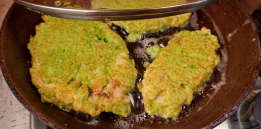 Куриные отбивные в кляре с зелёным горошком