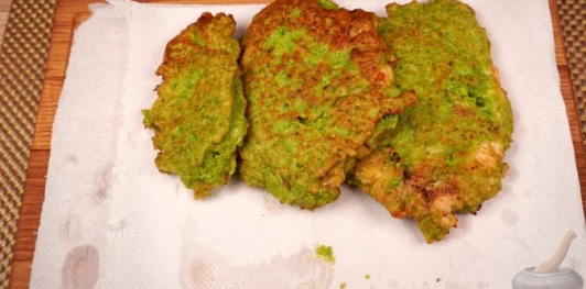 Куриные отбивные в кляре с зелёным горошком