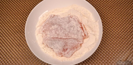 Куриные отбивные в кляре с зелёным горошком
