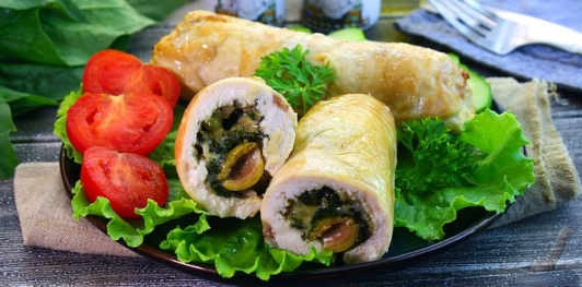 Куриные рулетики с сыром и шпинатом