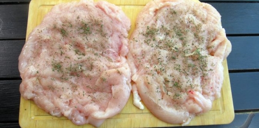 Куриные рулетики с сыром и шпинатом