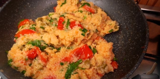 Кускус с помидорами и оливками