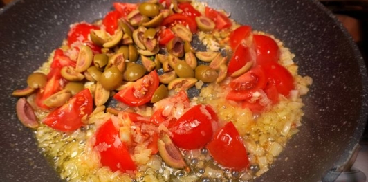 Кускус с помидорами и оливками