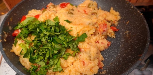 Кускус с помидорами и оливками
