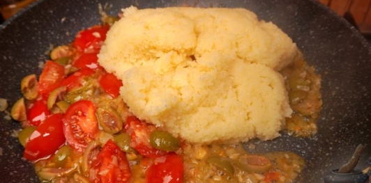 Кускус с помидорами и оливками