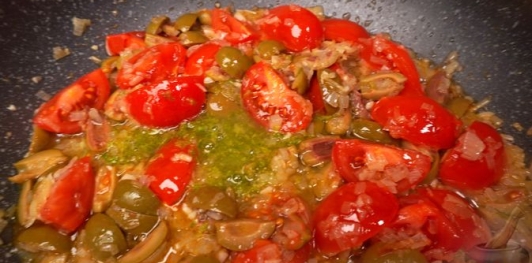 Кускус с помидорами и оливками