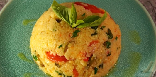 Кускус с помидорами и оливками