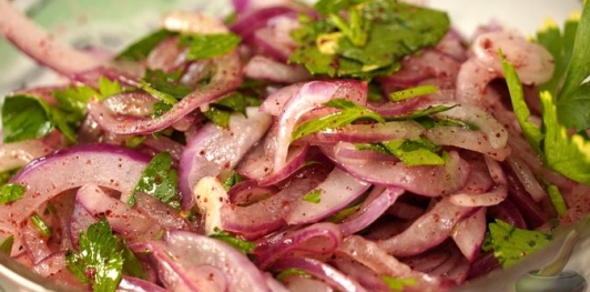 Луковый салат с зеленью, гранатовым соусом и сумахом