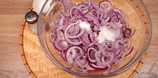Луковый салат с зеленью, гранатовым соусом и сумахом