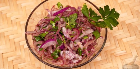 Луковый салат с зеленью, гранатовым соусом и сумахом
