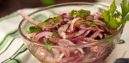 Луковый салат с зеленью, гранатовым соусом и сумахом