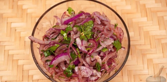 Луковый салат с зеленью, гранатовым соусом и сумахом