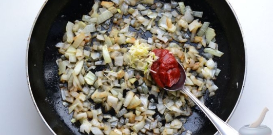 Макароны с куриными фрикадельками и томатным соусом