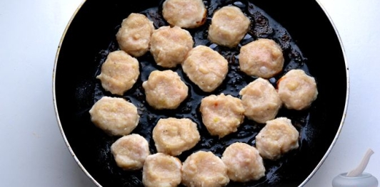 Макароны с куриными фрикадельками и томатным соусом