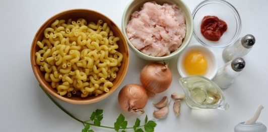 Макароны с куриными фрикадельками и томатным соусом