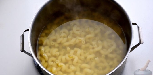 Макароны с куриными фрикадельками и томатным соусом