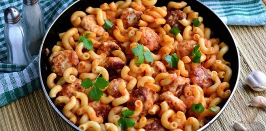 Макароны с куриными фрикадельками и томатным соусом