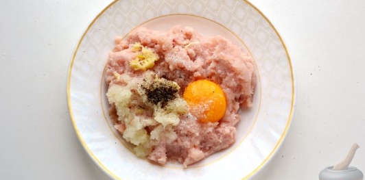 Макароны с куриными фрикадельками и томатным соусом