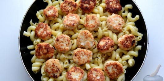Макароны с куриными фрикадельками и томатным соусом