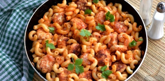 Макароны с куриными фрикадельками и томатным соусом