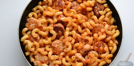 Макароны с куриными фрикадельками и томатным соусом