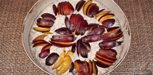 Маковый пирог со сливами
