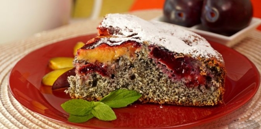 Маковый пирог со сливами