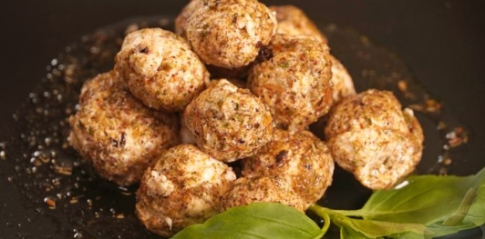 Маринованные шарики из лимонного лабне с заатаром и оливковым маслом