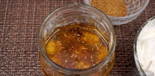 Маринованные шарики из лимонного лабне с заатаром и оливковым маслом