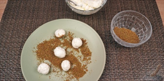 Маринованные шарики из лимонного лабне с заатаром и оливковым маслом