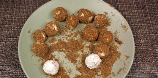 Маринованные шарики из лимонного лабне с заатаром и оливковым маслом