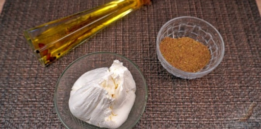 Маринованные шарики из лимонного лабне с заатаром и оливковым маслом