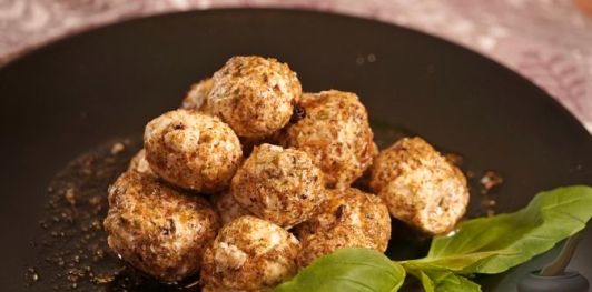 Маринованные шарики из лимонного лабне с заатаром и оливковым маслом